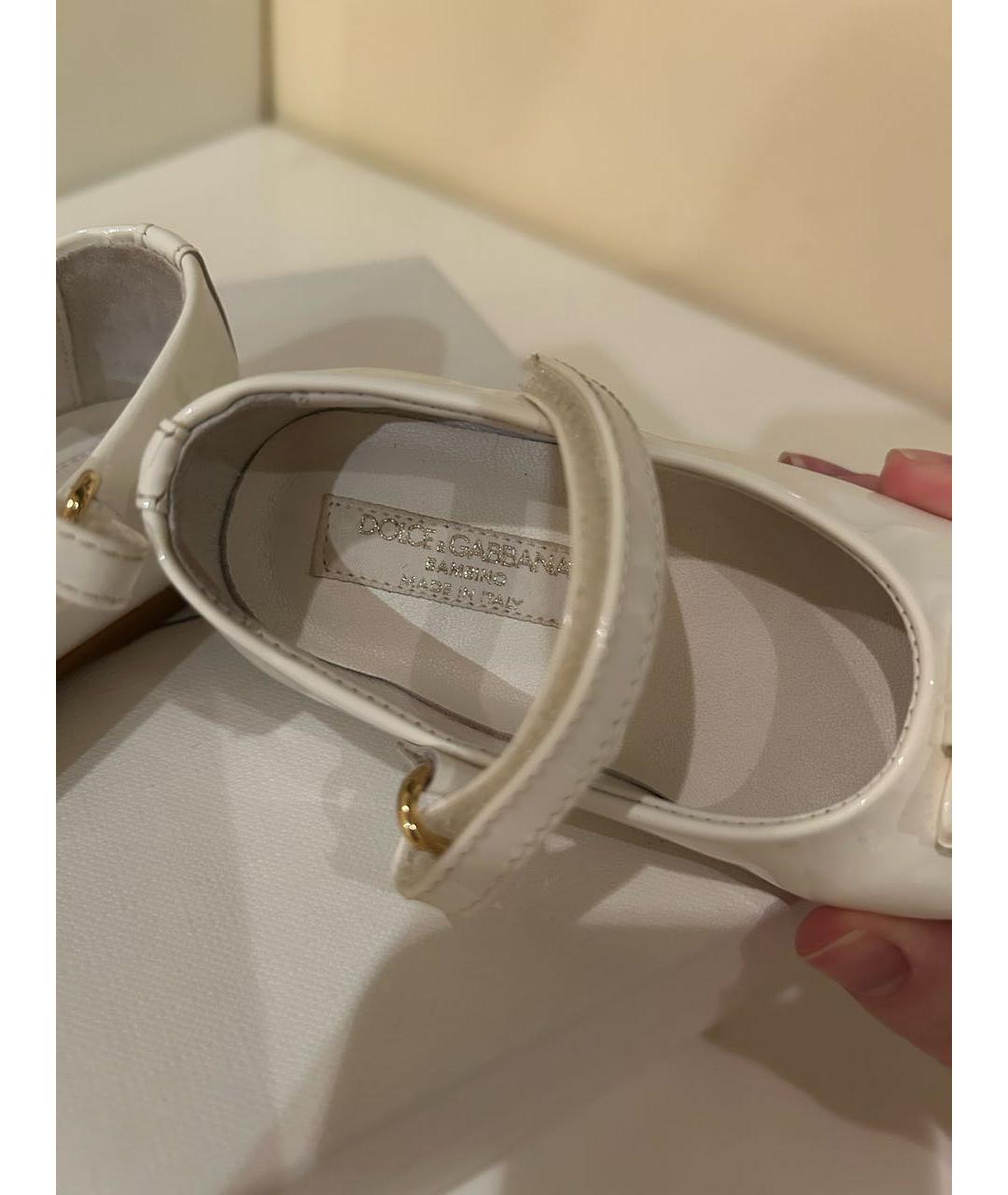 DOLCE & GABBANA KIDS Белые балетки и туфли из лакированной кожи, фото 4