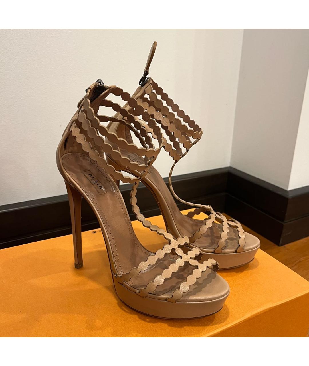 ALAIA Бежевые кожаные босоножки, фото 8