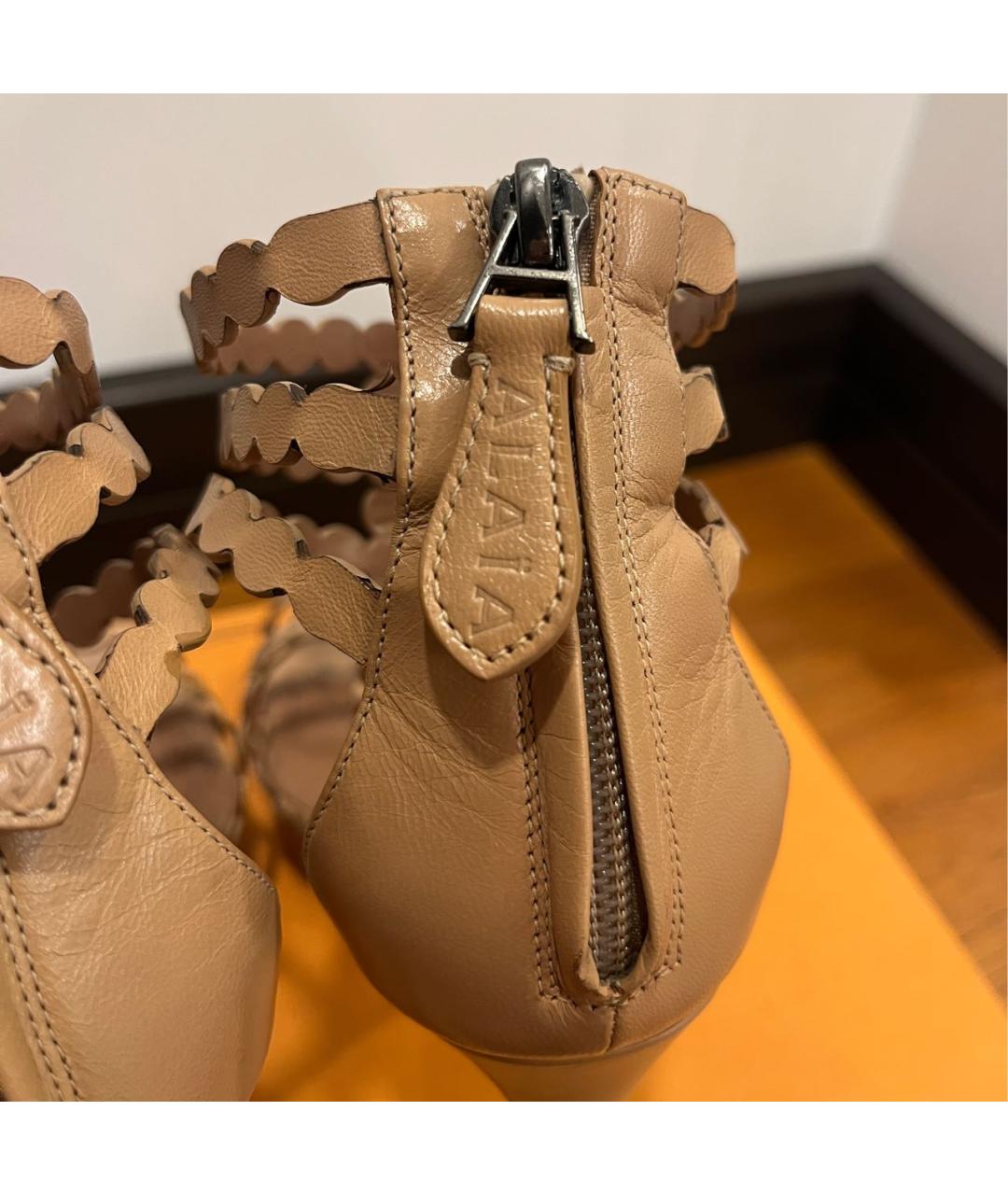 ALAIA Бежевые кожаные босоножки, фото 5