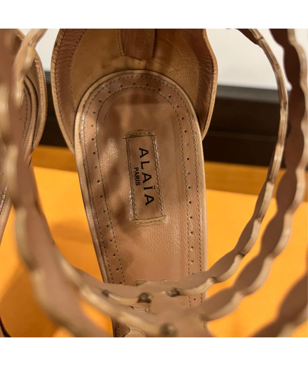 ALAIA Бежевые кожаные босоножки, фото 6