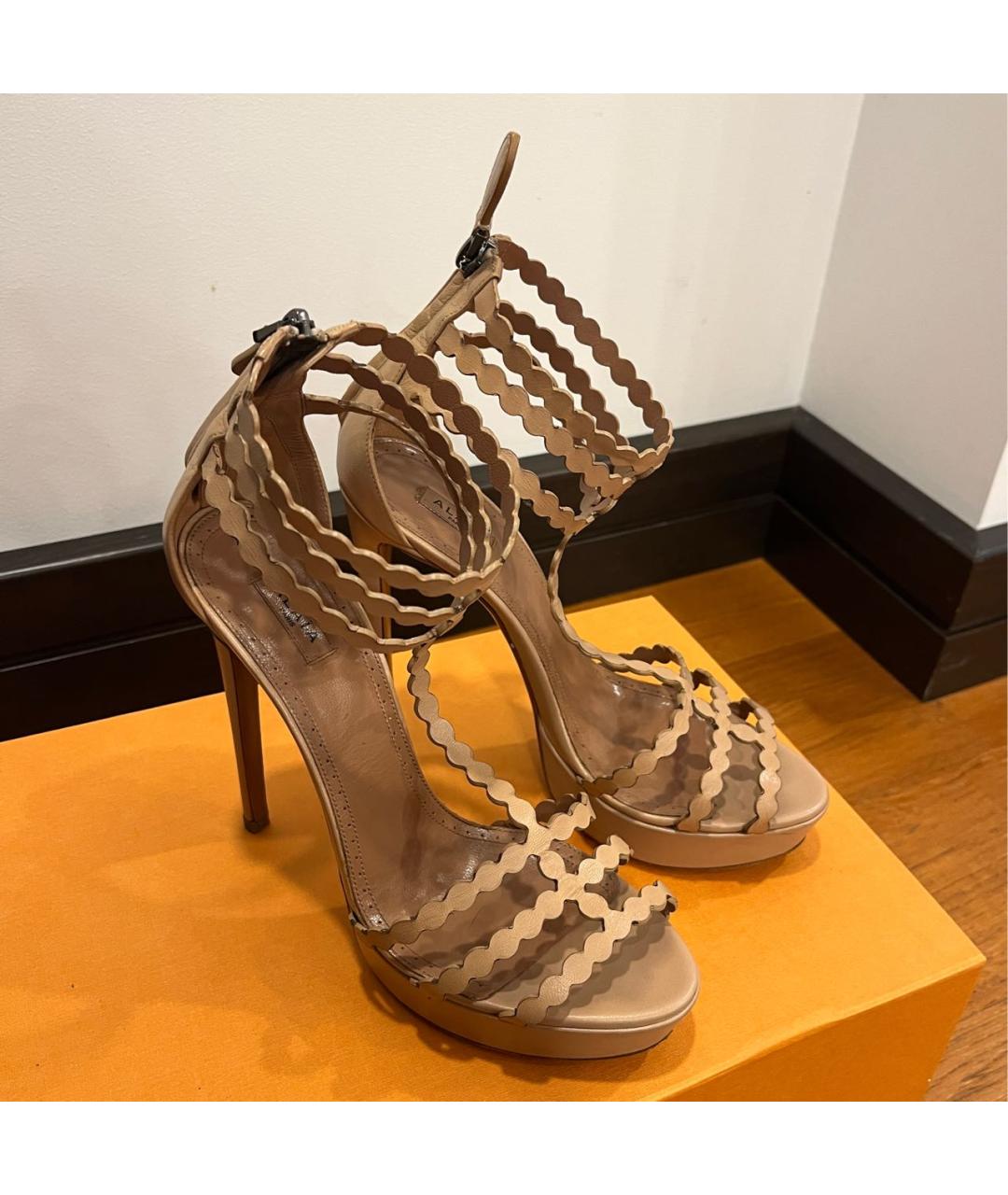 ALAIA Бежевые кожаные босоножки, фото 3