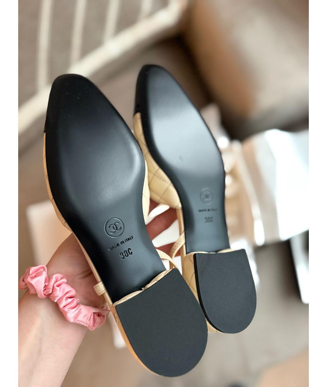 CHANEL Бежевые кожаные лодочки на низком каблуке, фото 4