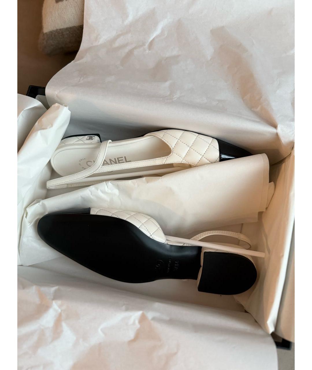 CHANEL Белые кожаные лодочки на низком каблуке, фото 5