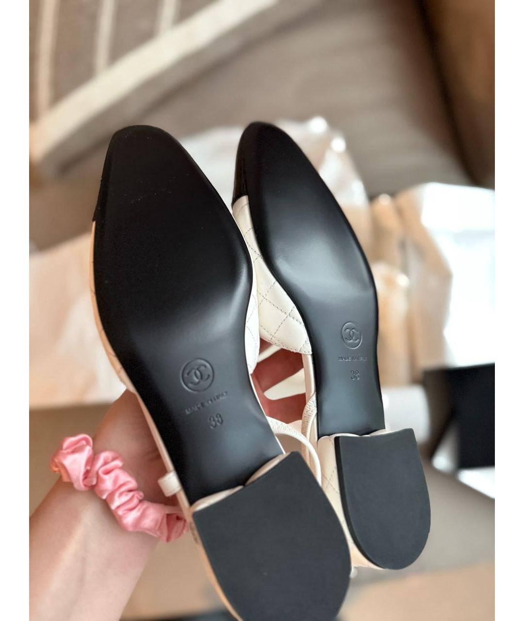 CHANEL Белые кожаные лодочки на низком каблуке, фото 3