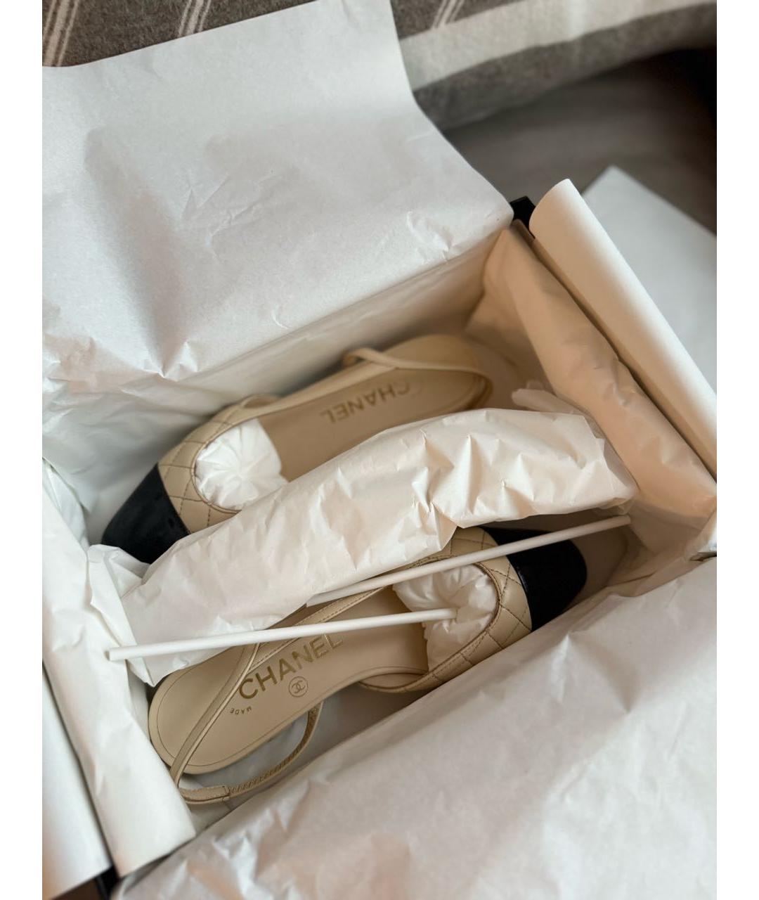 CHANEL Бежевые кожаные лодочки на низком каблуке, фото 6