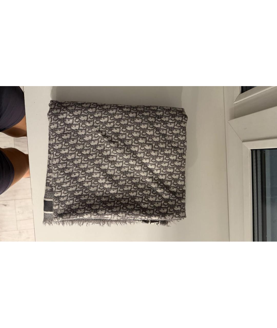 CHRISTIAN DIOR Серый шерстяной платок, фото 5