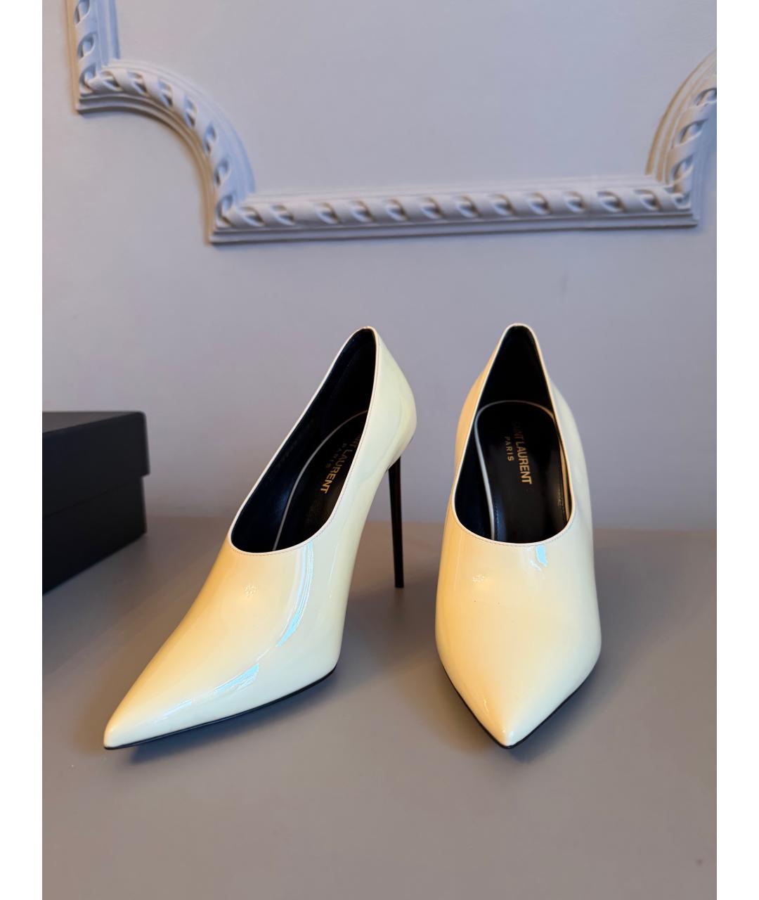 SAINT LAURENT Бежевые туфли из лакированной кожи, фото 3