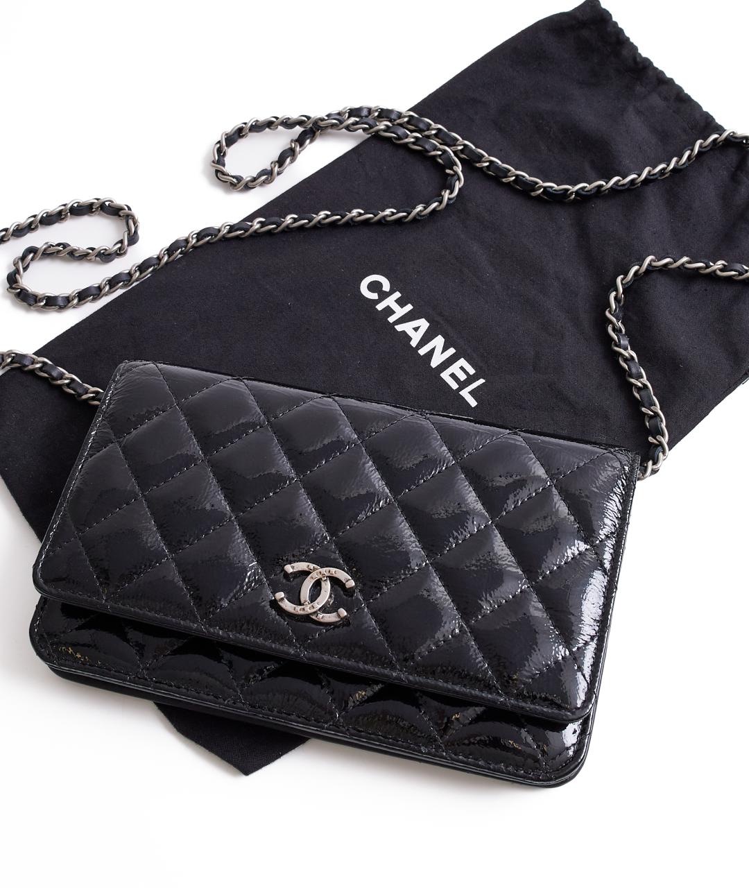 CHANEL Черная сумка через плечо из лакированной кожи, фото 7