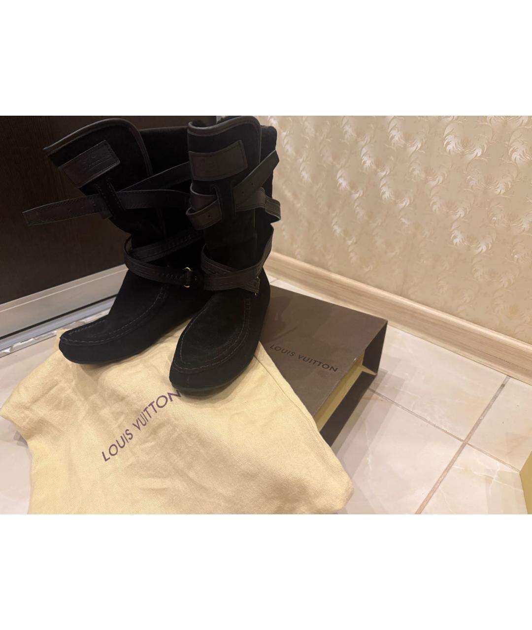 LOUIS VUITTON Черные замшевые сапоги, фото 2