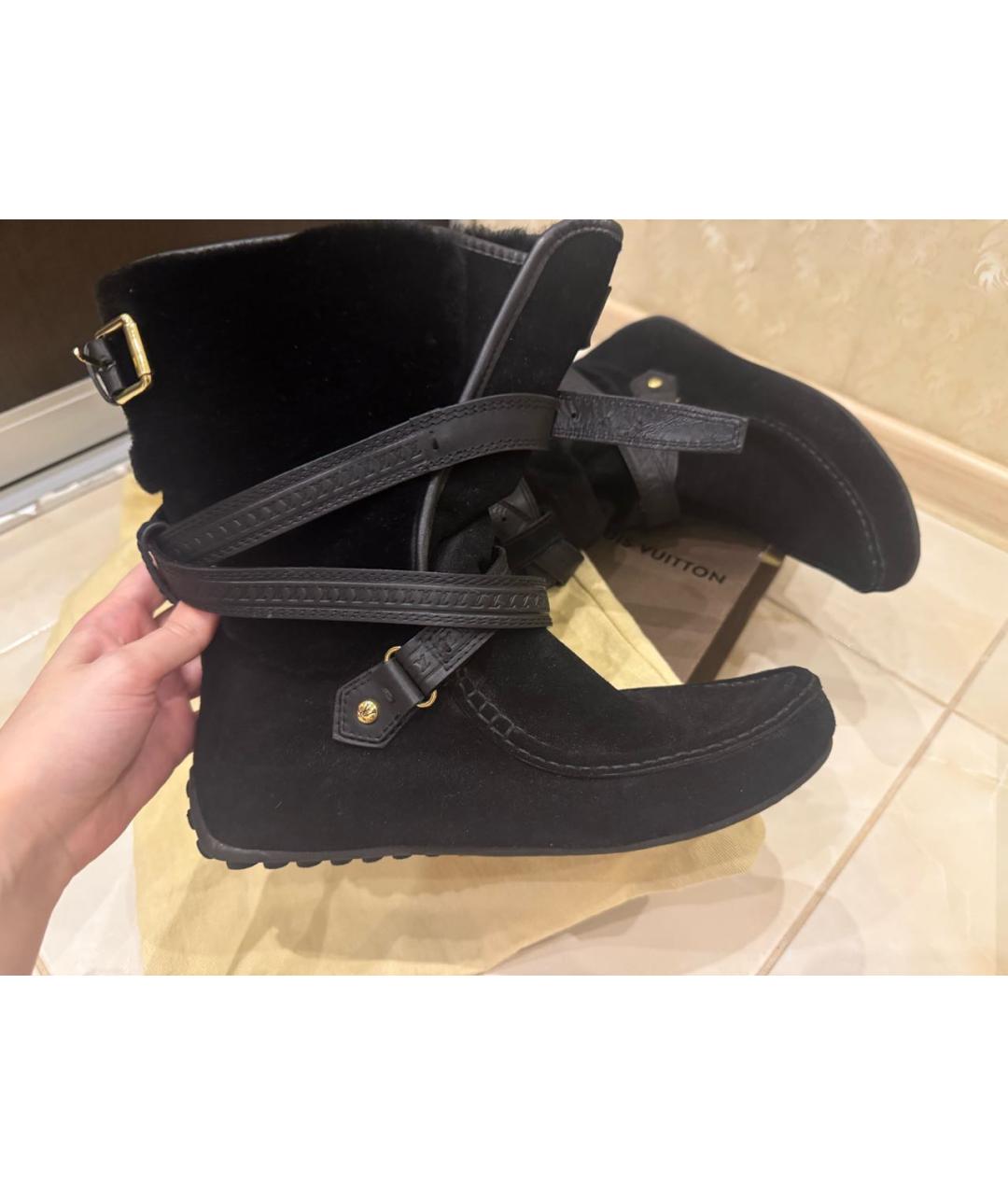 LOUIS VUITTON Черные замшевые сапоги, фото 5