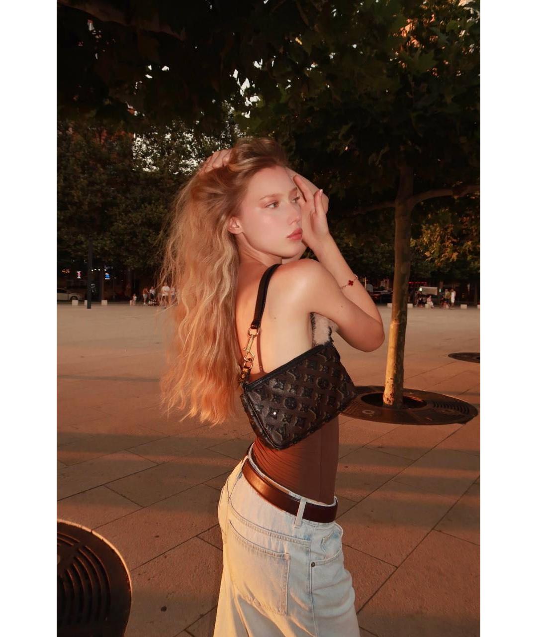 LOUIS VUITTON Черная сумка с короткими ручками из искусственной кожи, фото 2