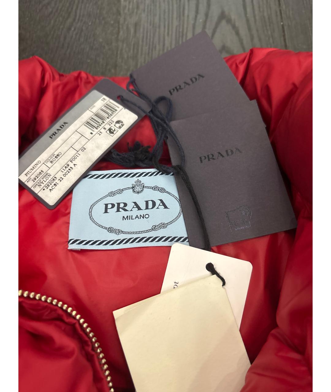 PRADA Красный полиэстеровый пуховик, фото 2
