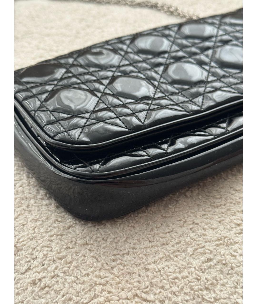 CHRISTIAN DIOR Черная сумка через плечо из лакированной кожи, фото 4