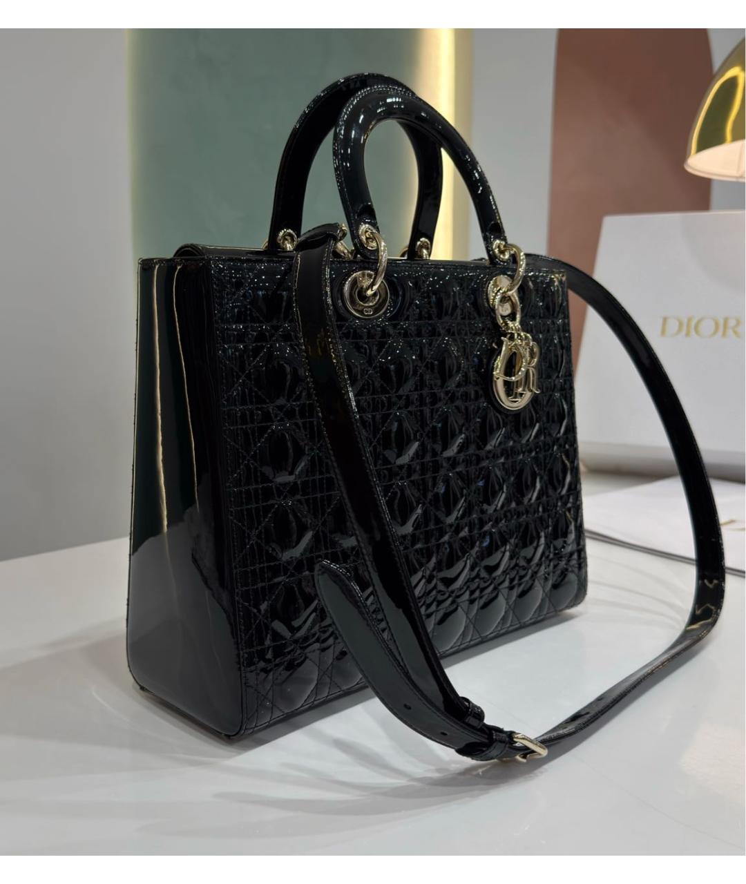 CHRISTIAN DIOR Черная сумка через плечо из лакированной кожи, фото 2