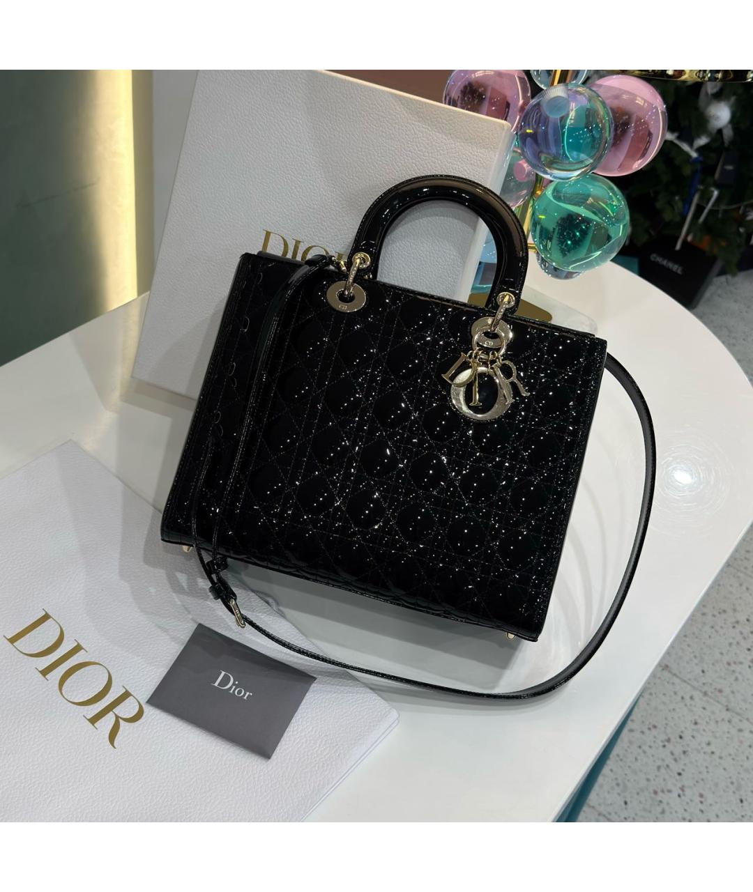 CHRISTIAN DIOR Черная сумка через плечо из лакированной кожи, фото 6