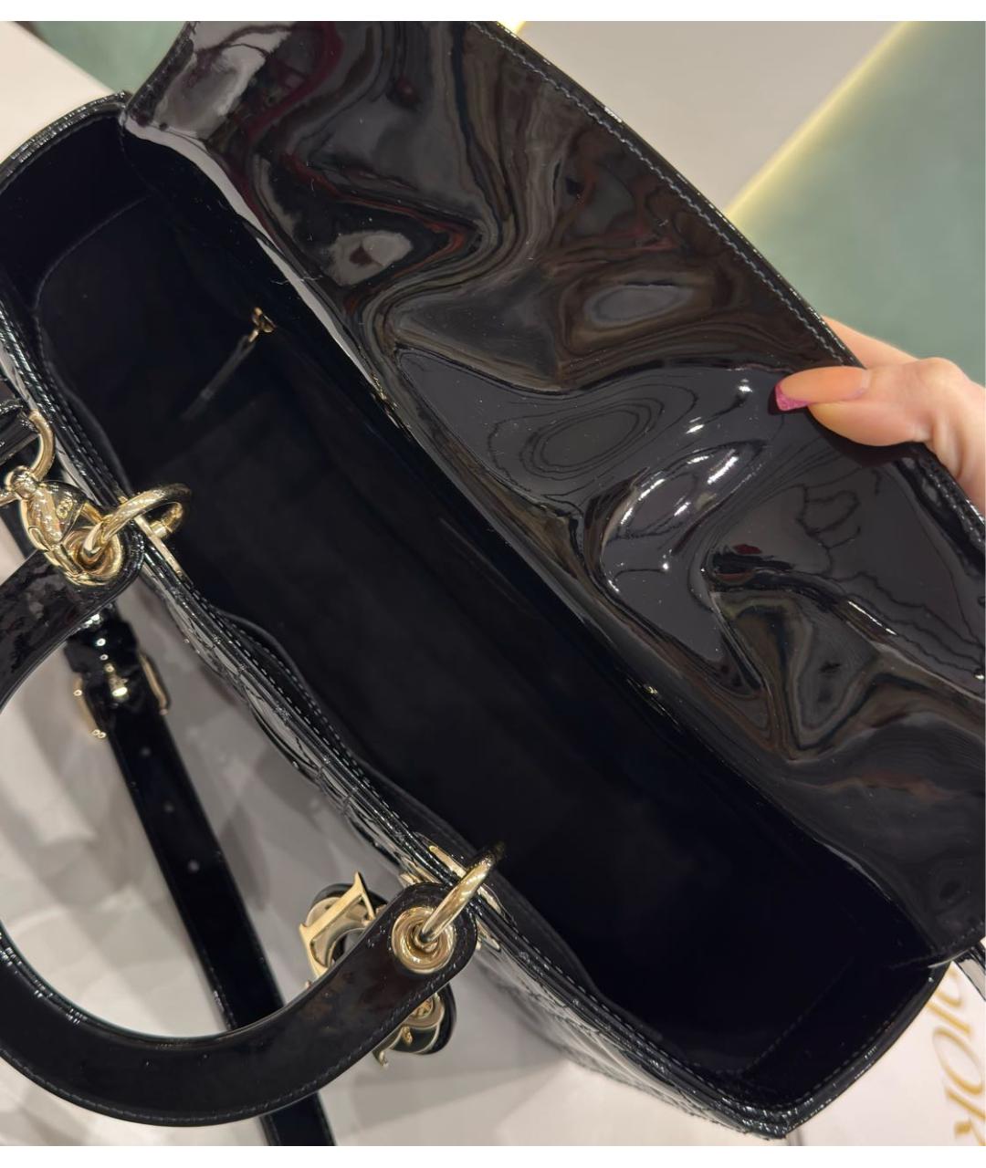 CHRISTIAN DIOR Черная сумка через плечо из лакированной кожи, фото 5