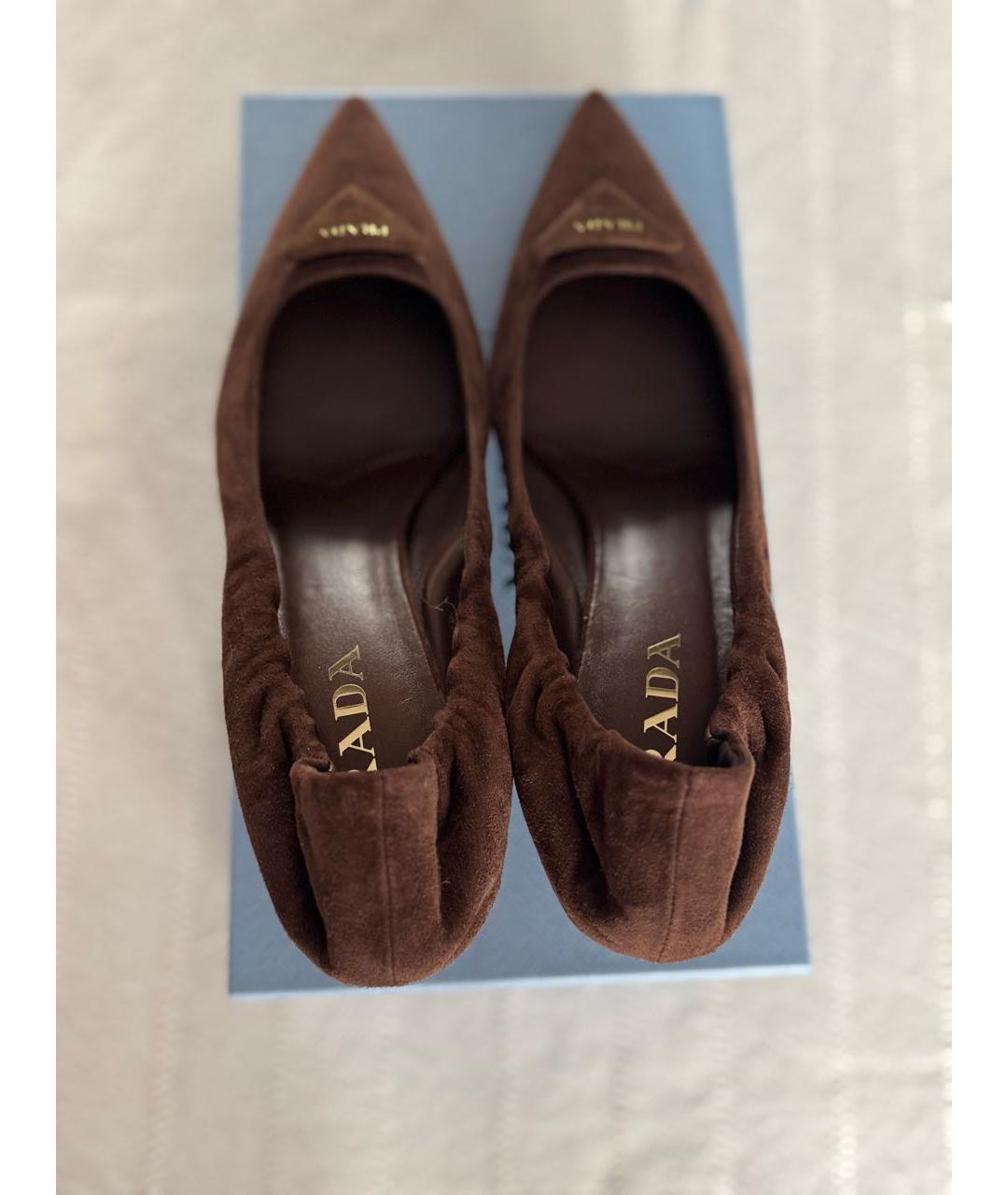 PRADA Коричневые замшевые лодочки на низком каблуке, фото 3