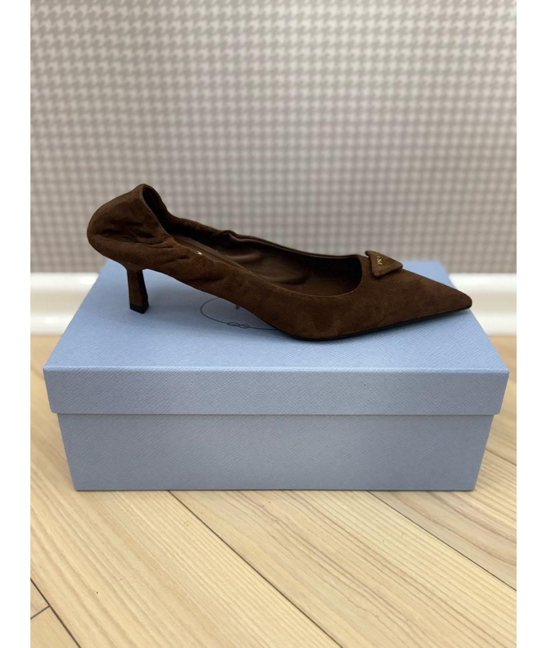 PRADA Коричневые замшевые лодочки на низком каблуке, фото 8