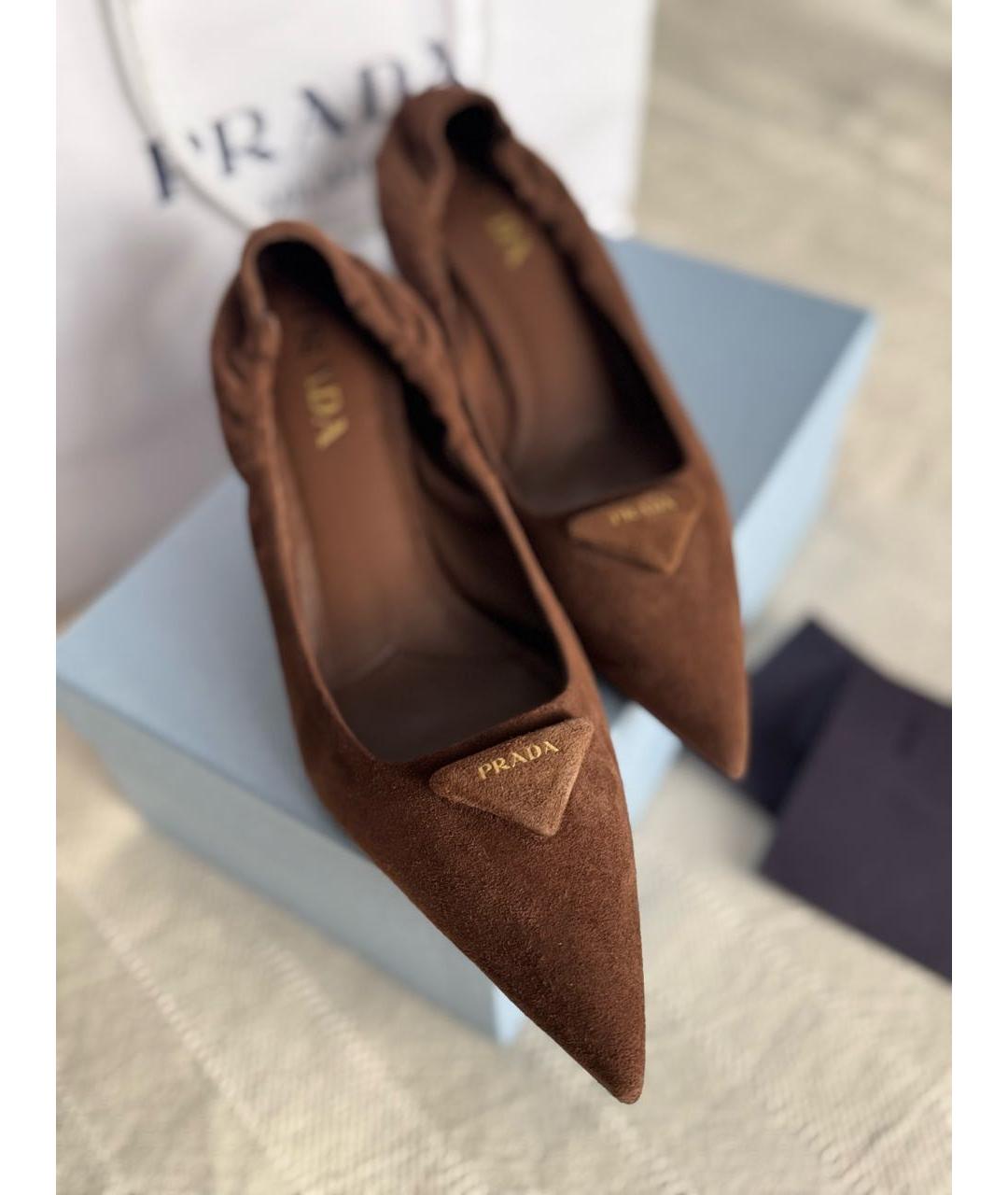 PRADA Коричневые замшевые лодочки на низком каблуке, фото 5