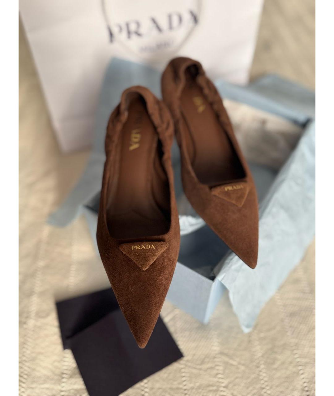 PRADA Коричневые замшевые лодочки на низком каблуке, фото 6