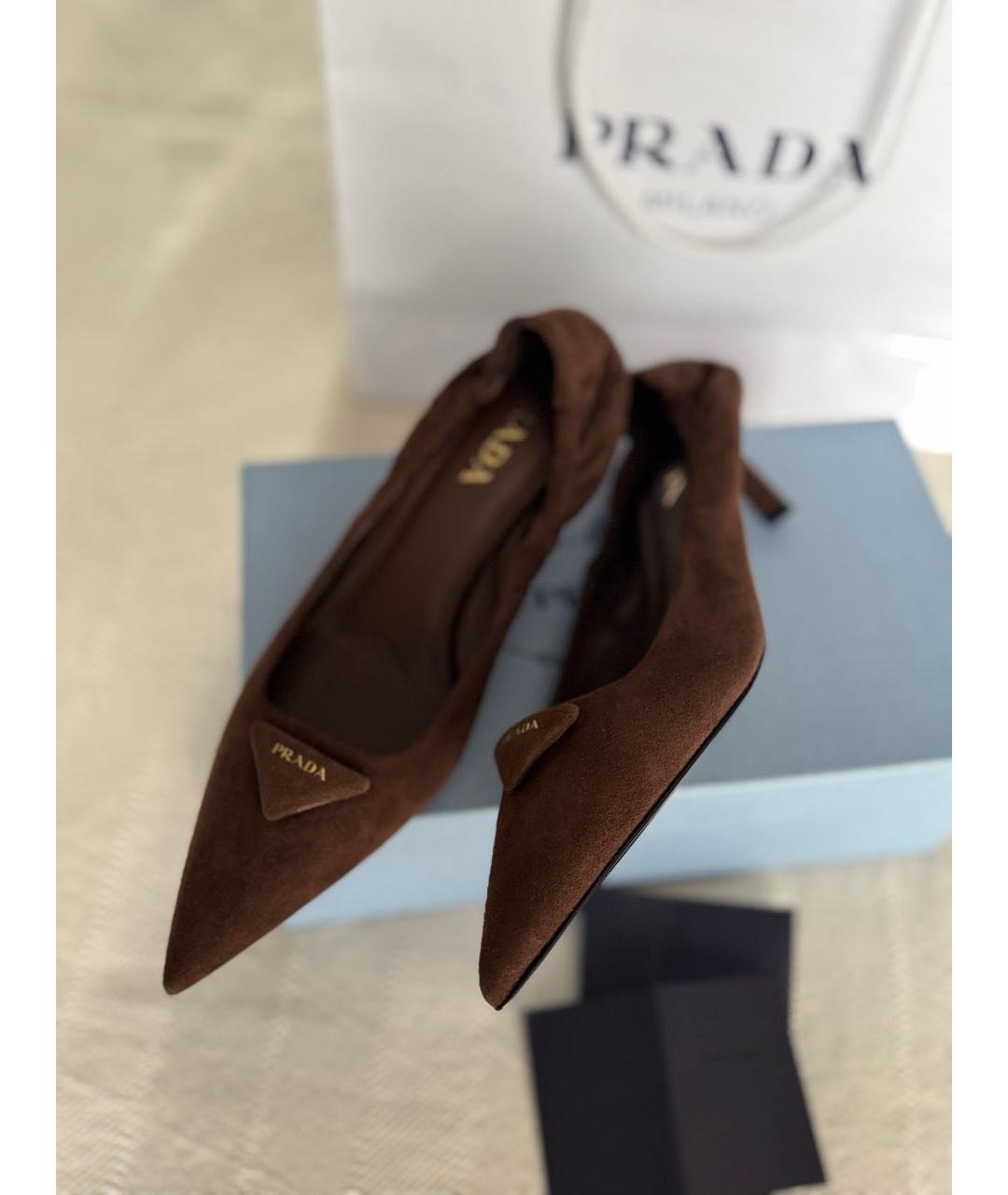 PRADA Коричневые замшевые лодочки на низком каблуке, фото 7