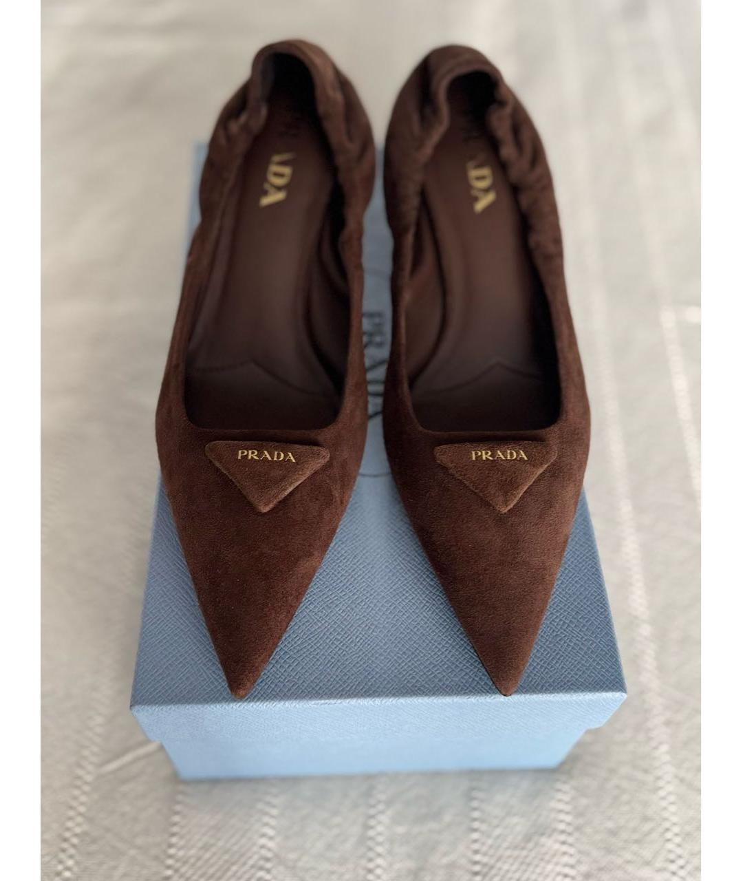 PRADA Коричневые замшевые лодочки на низком каблуке, фото 2