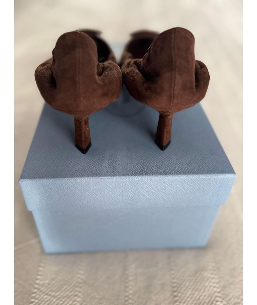 PRADA Коричневые замшевые лодочки на низком каблуке, фото 4