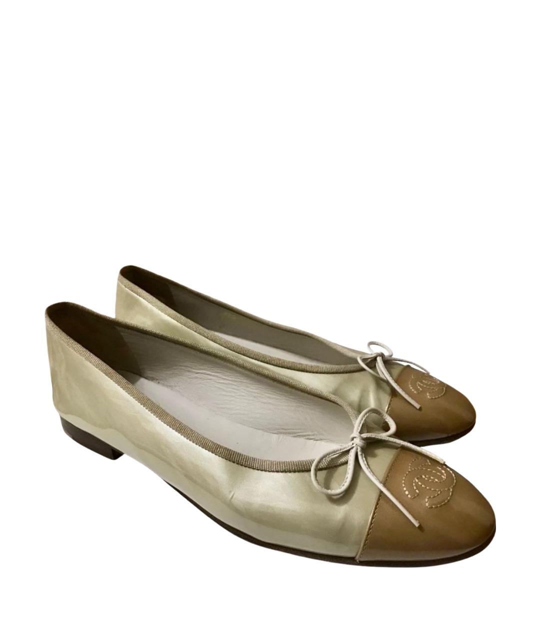 CHANEL Бежевые балетки из лакированной кожи, фото 1