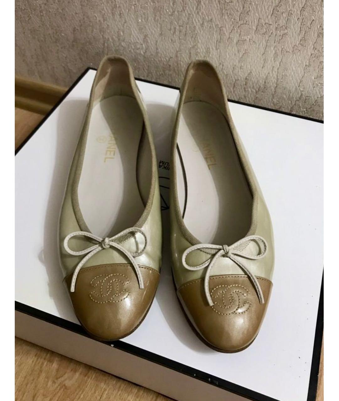 CHANEL Бежевые балетки из лакированной кожи, фото 2