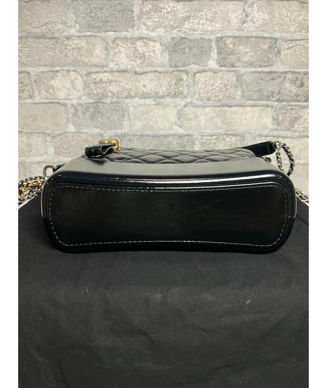 CHANEL Черная сумка через плечо из лакированной кожи, фото 6
