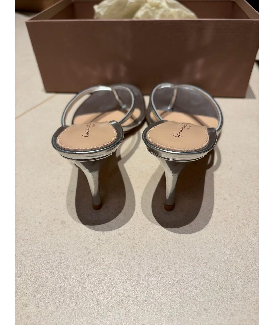 GIANVITO ROSSI Серебряные мюли из лакированной кожи, фото 4