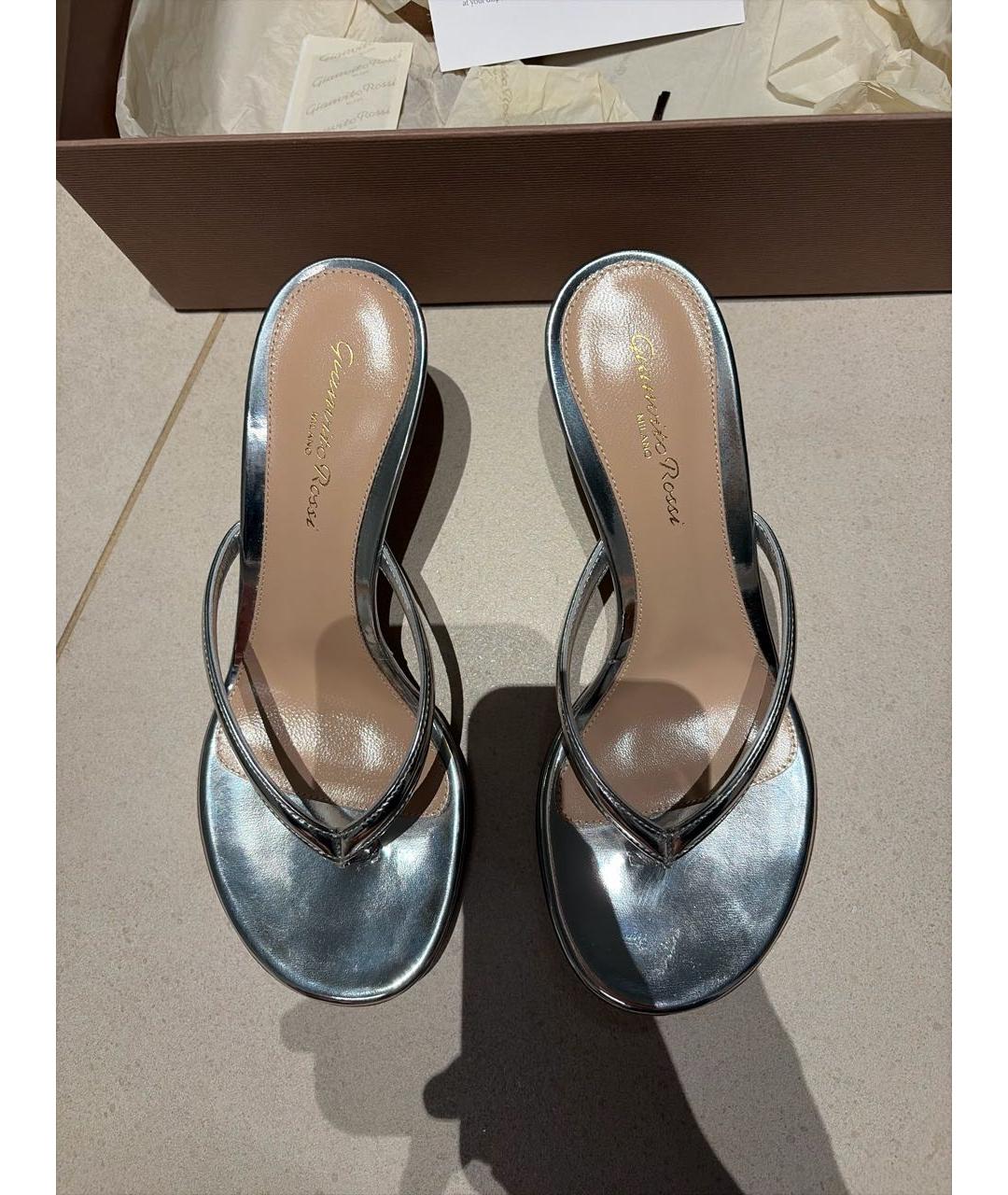 GIANVITO ROSSI Серебряные мюли из лакированной кожи, фото 3