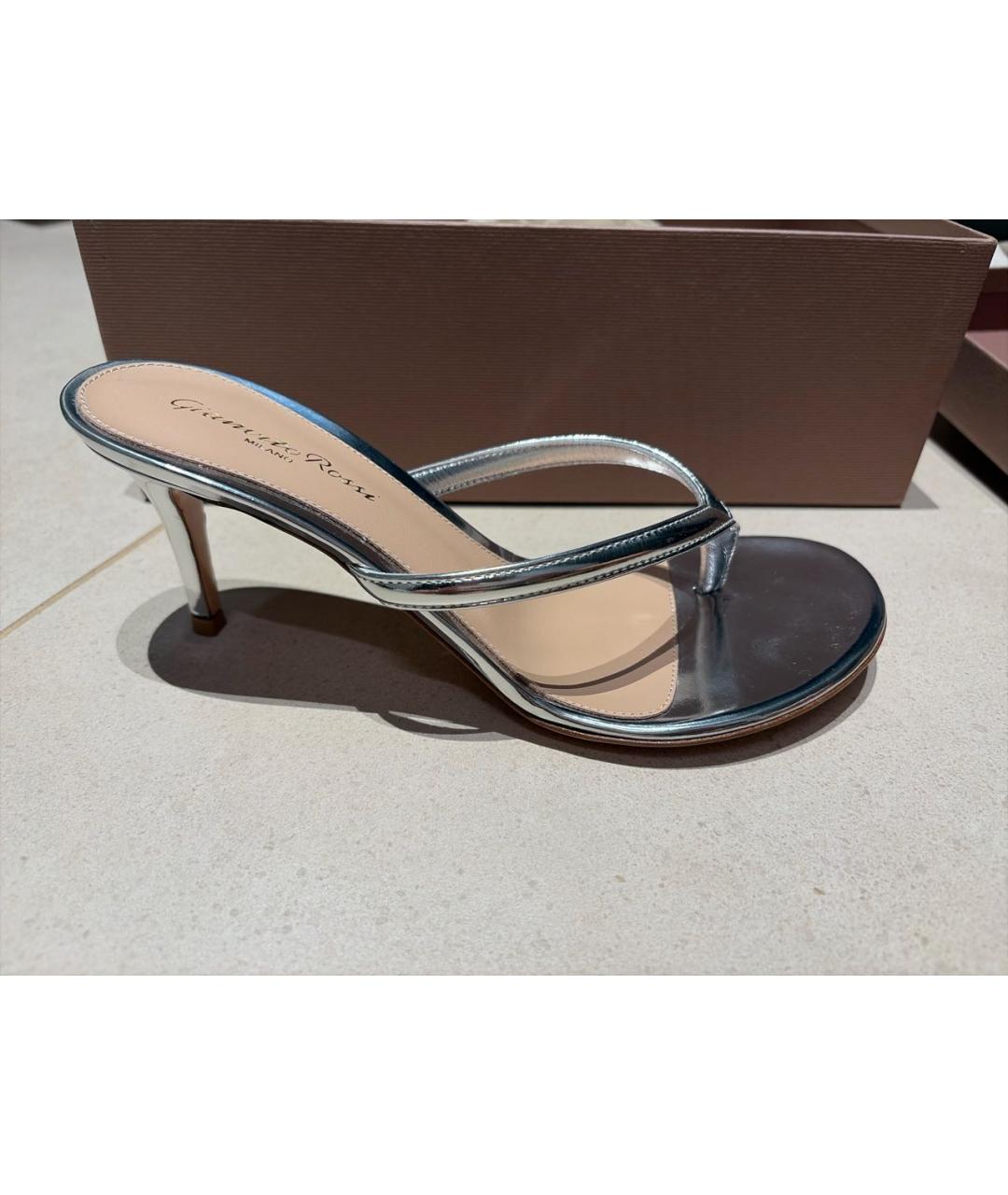 GIANVITO ROSSI Серебряные мюли из лакированной кожи, фото 6