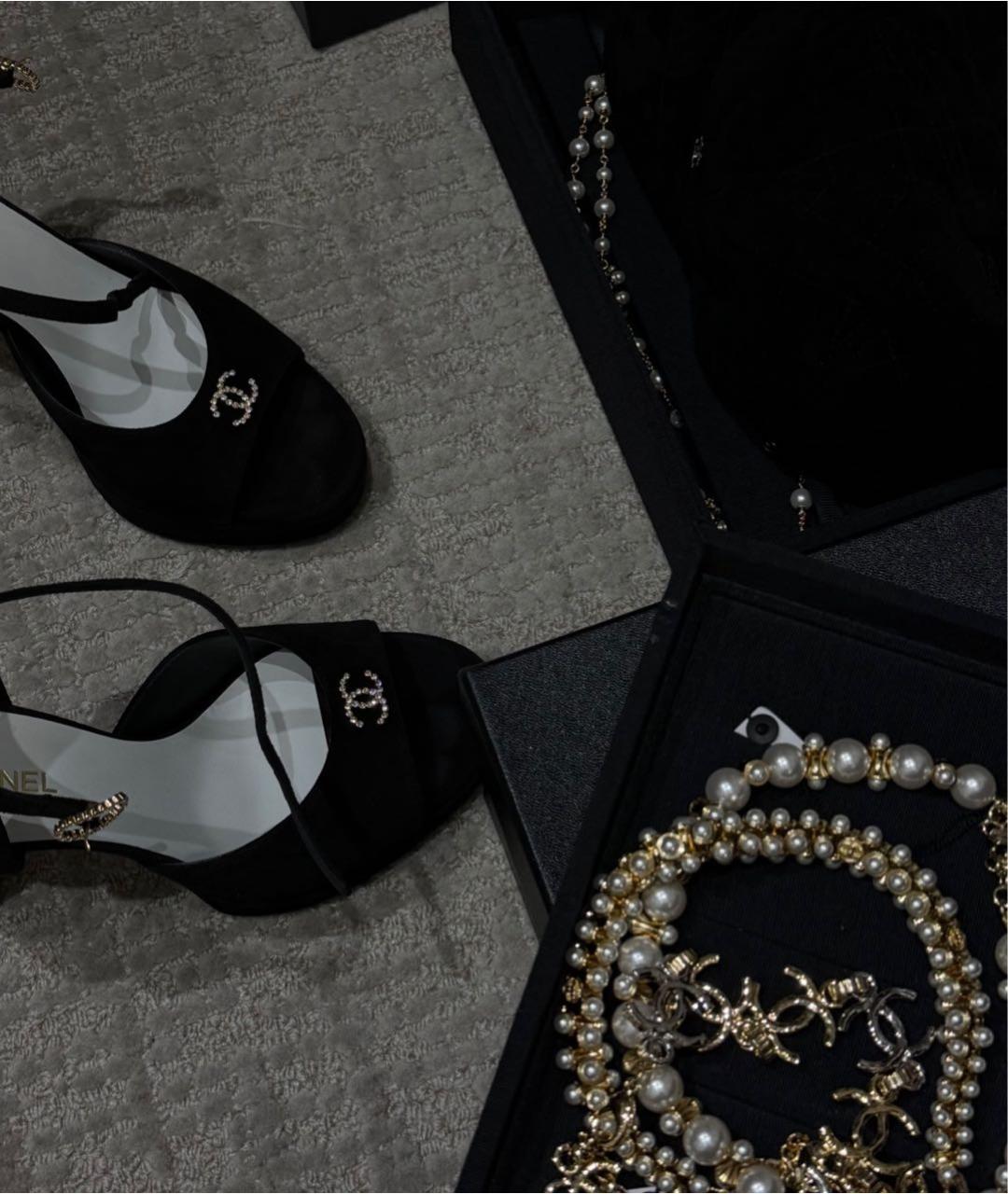 CHANEL Черные замшевые босоножки, фото 2