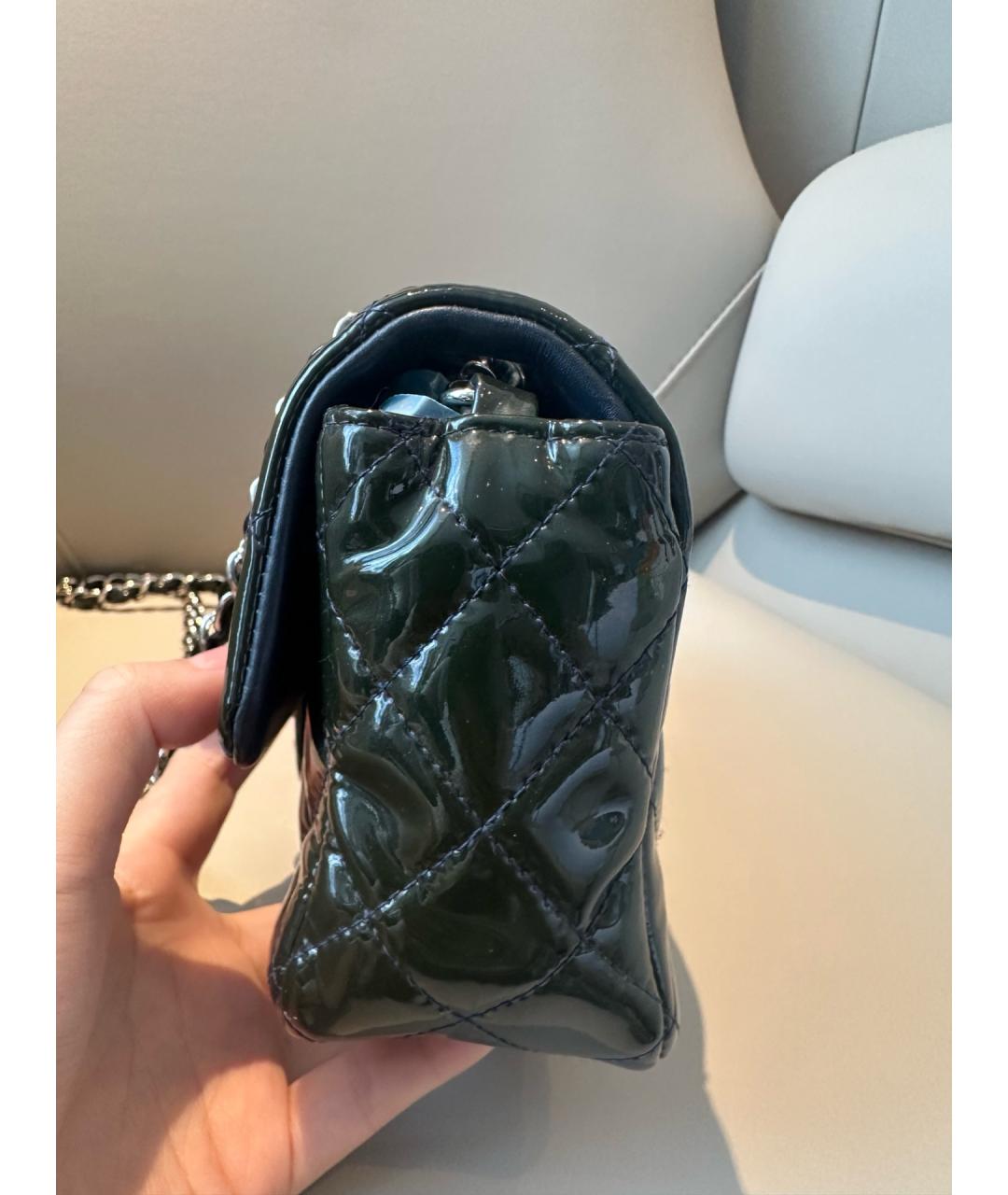 CHANEL Черная сумка через плечо из лакированной кожи, фото 3