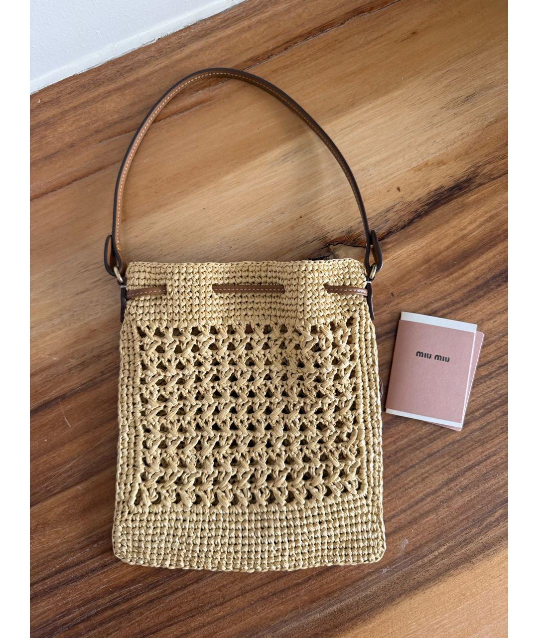 MIU MIU Бежевая пелетеная пляжная сумка, фото 3