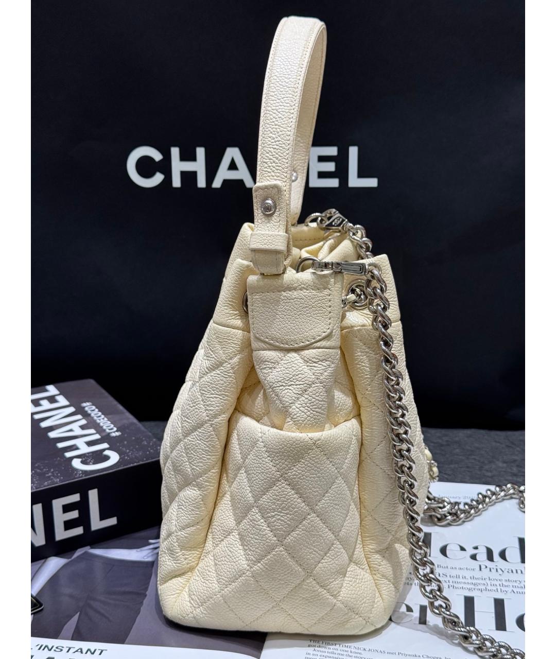 CHANEL Бежевая кожаная сумка с короткими ручками, фото 3