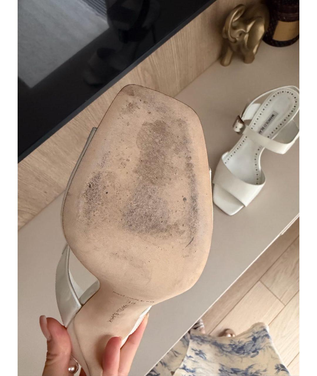 MANOLO BLAHNIK Белые босоножки из лакированной кожи, фото 6