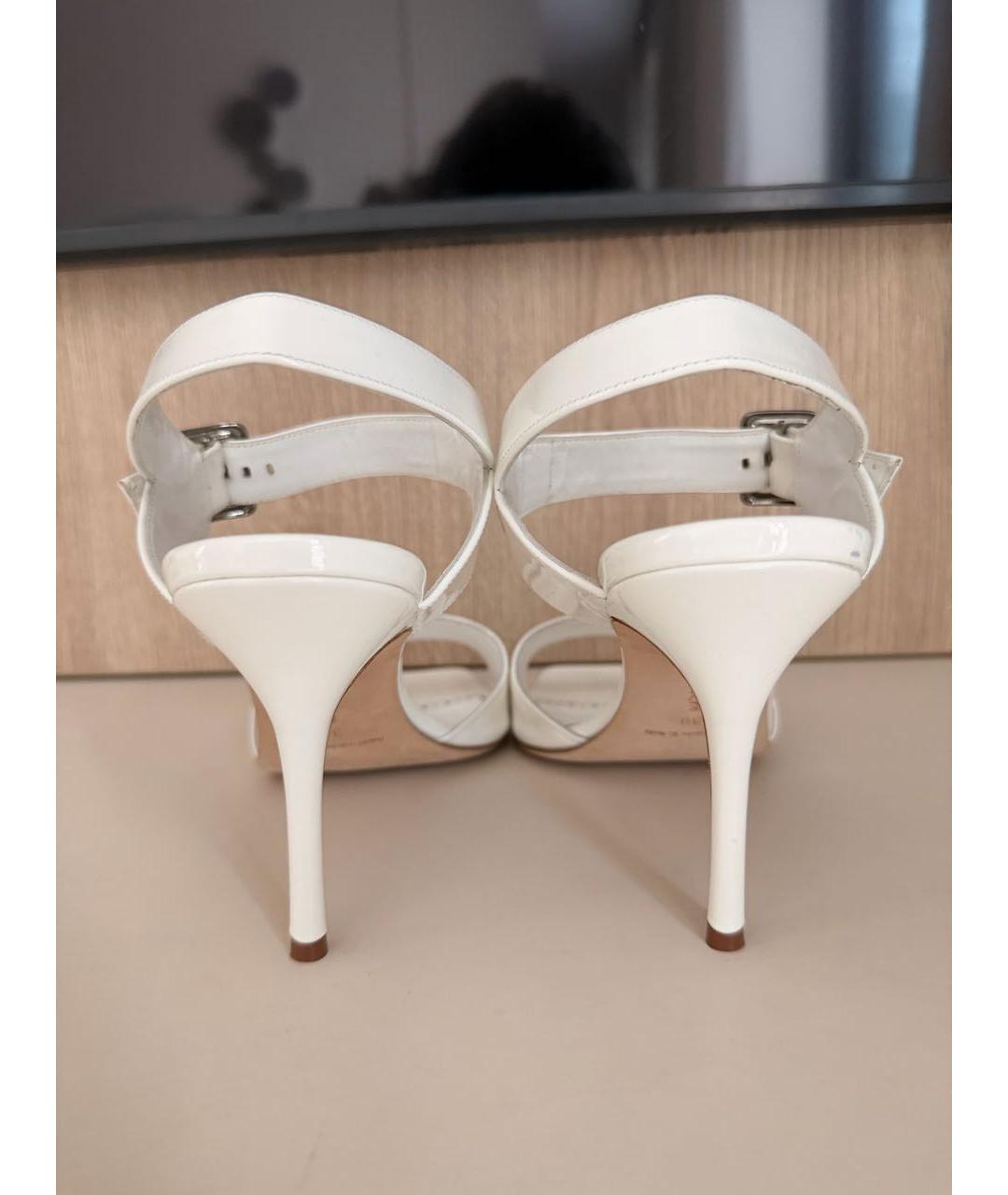 MANOLO BLAHNIK Белые босоножки из лакированной кожи, фото 4