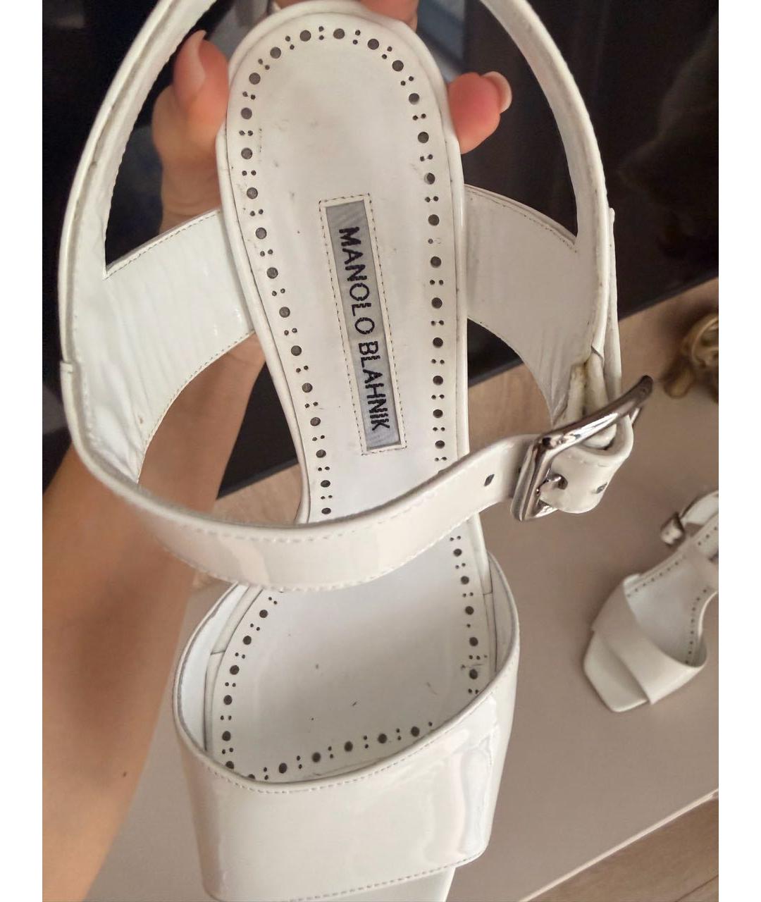 MANOLO BLAHNIK Белые босоножки из лакированной кожи, фото 5