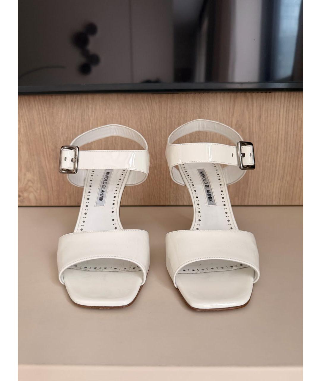 MANOLO BLAHNIK Белые босоножки из лакированной кожи, фото 2