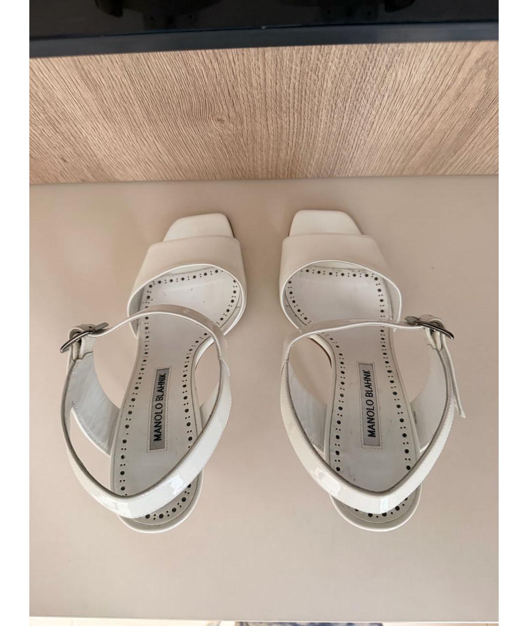 MANOLO BLAHNIK Белые босоножки из лакированной кожи, фото 3