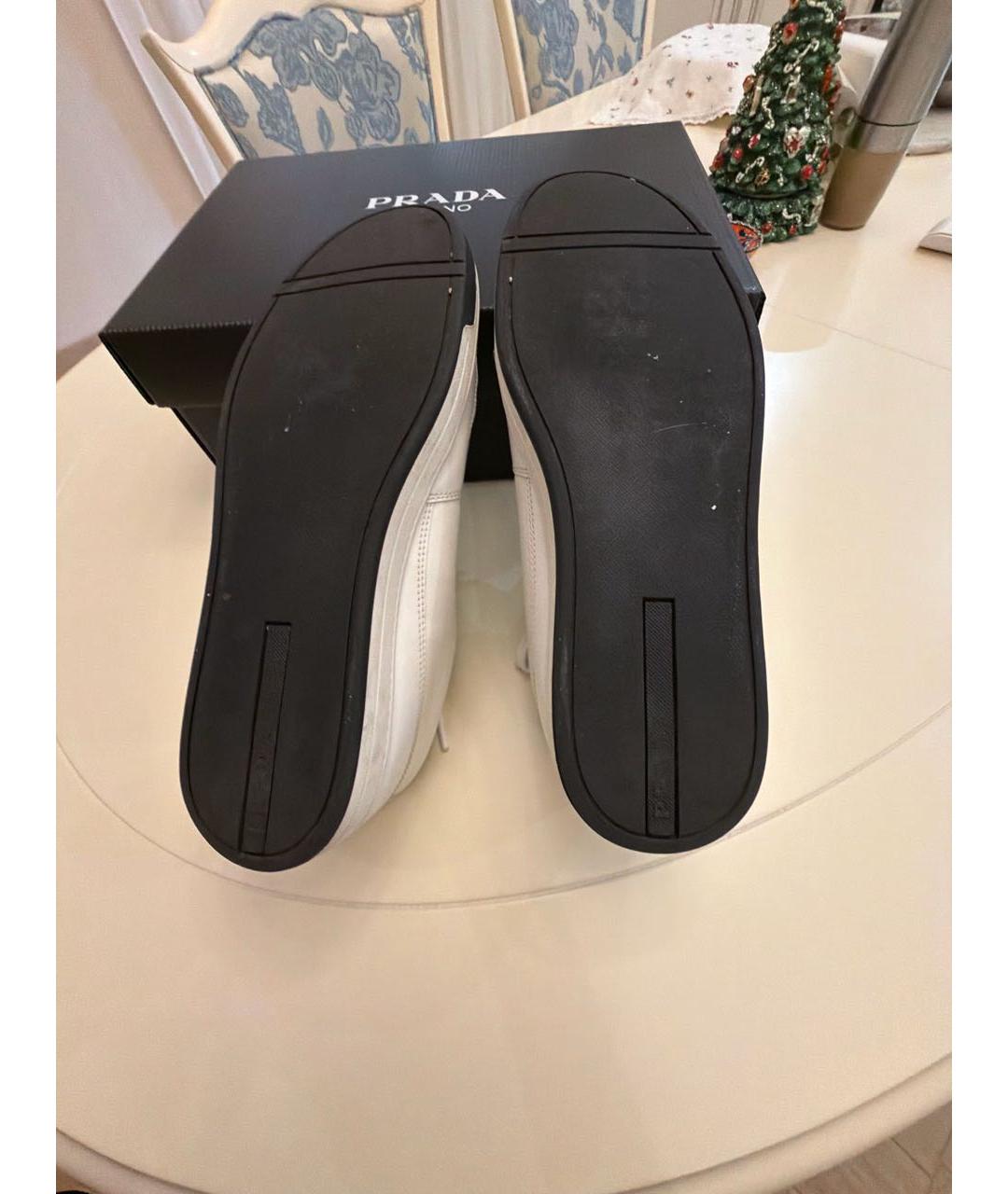 PRADA Белые кожаные низкие кроссовки / кеды, фото 5