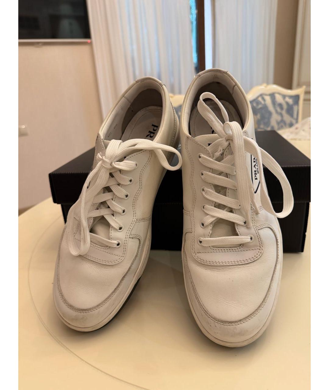PRADA Белые кожаные низкие кроссовки / кеды, фото 3