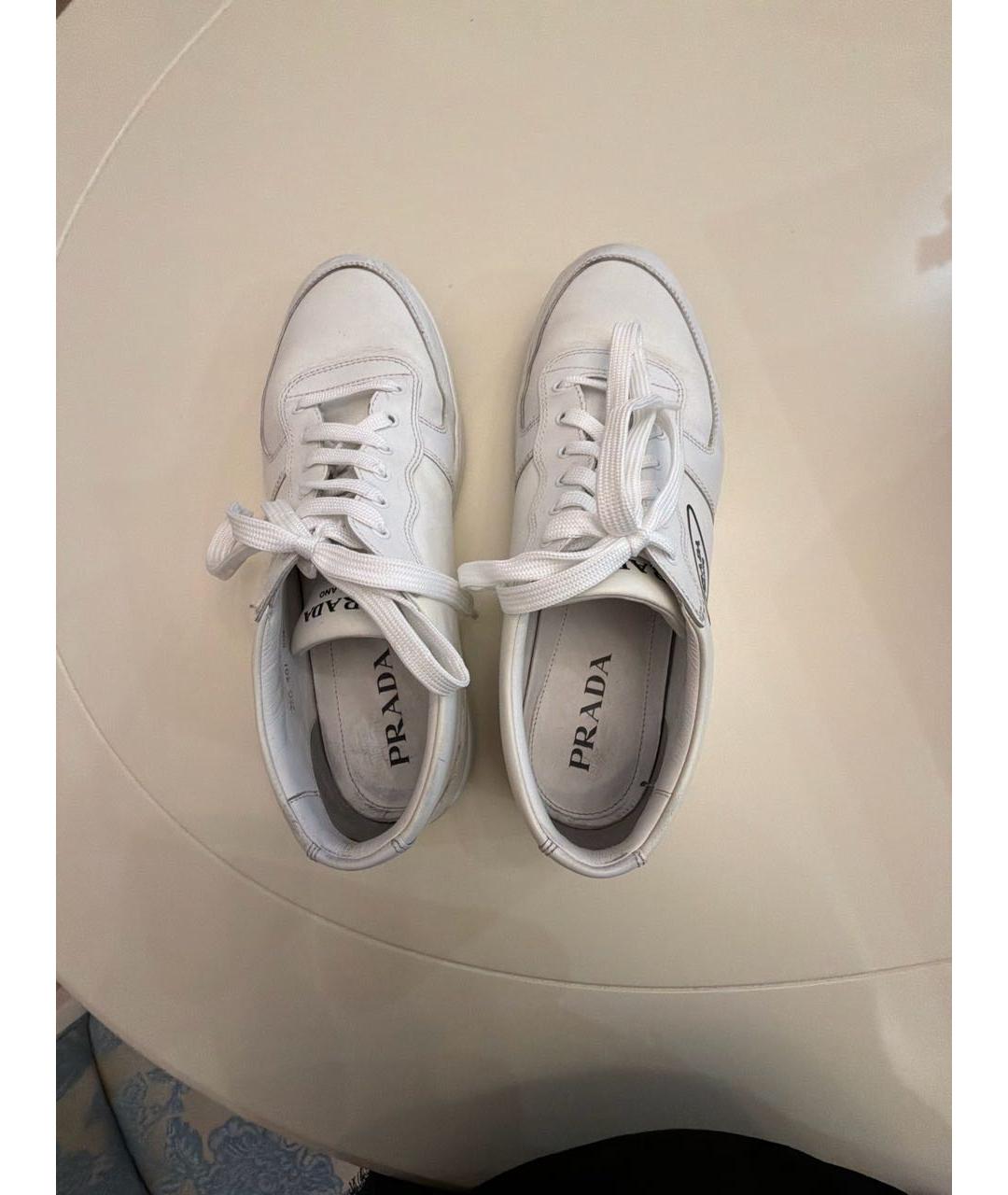 PRADA Белые кожаные низкие кроссовки / кеды, фото 3