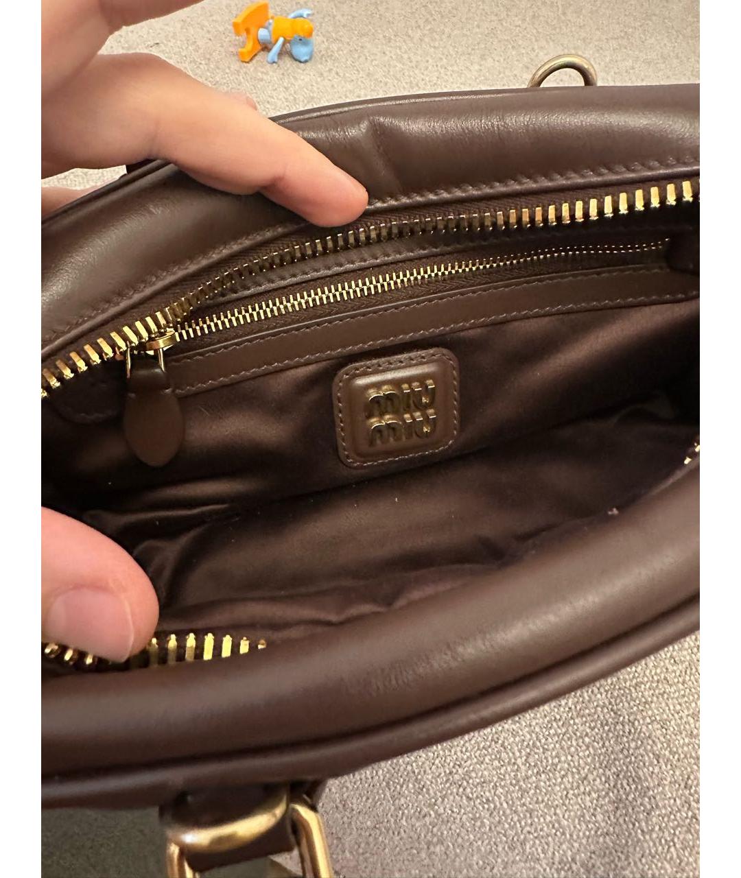 MIU MIU Коричневая кожаная сумка с короткими ручками, фото 4
