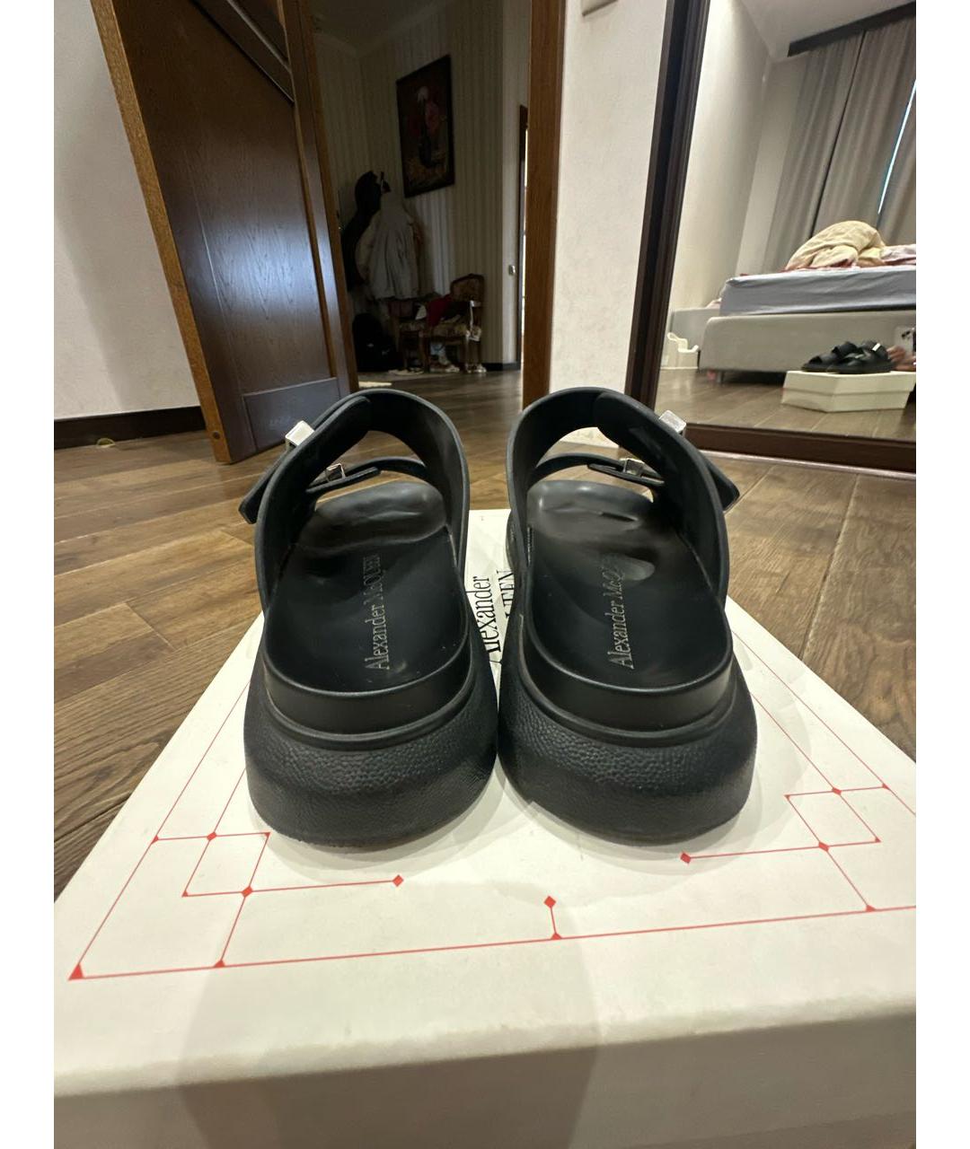 ALEXANDER MCQUEEN Черные резиновые шлепанцы, фото 4