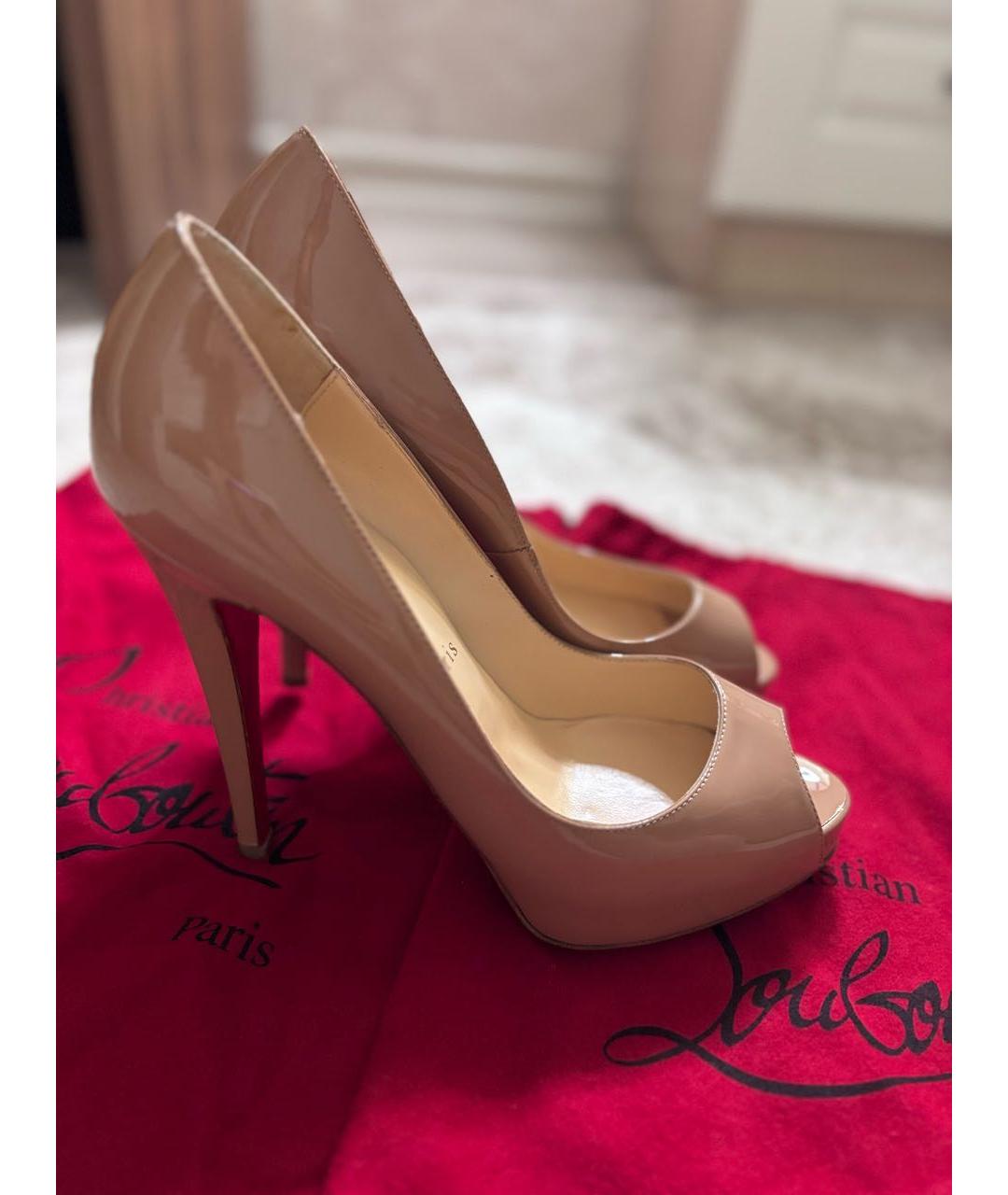 CHRISTIAN LOUBOUTIN Бежевые босоножки из лакированной кожи, фото 3