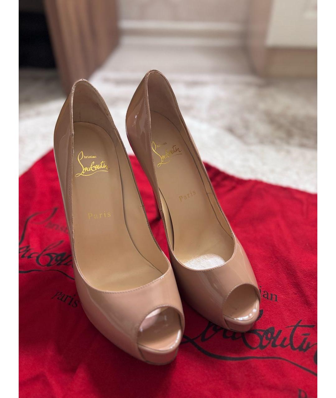 CHRISTIAN LOUBOUTIN Бежевые босоножки из лакированной кожи, фото 2