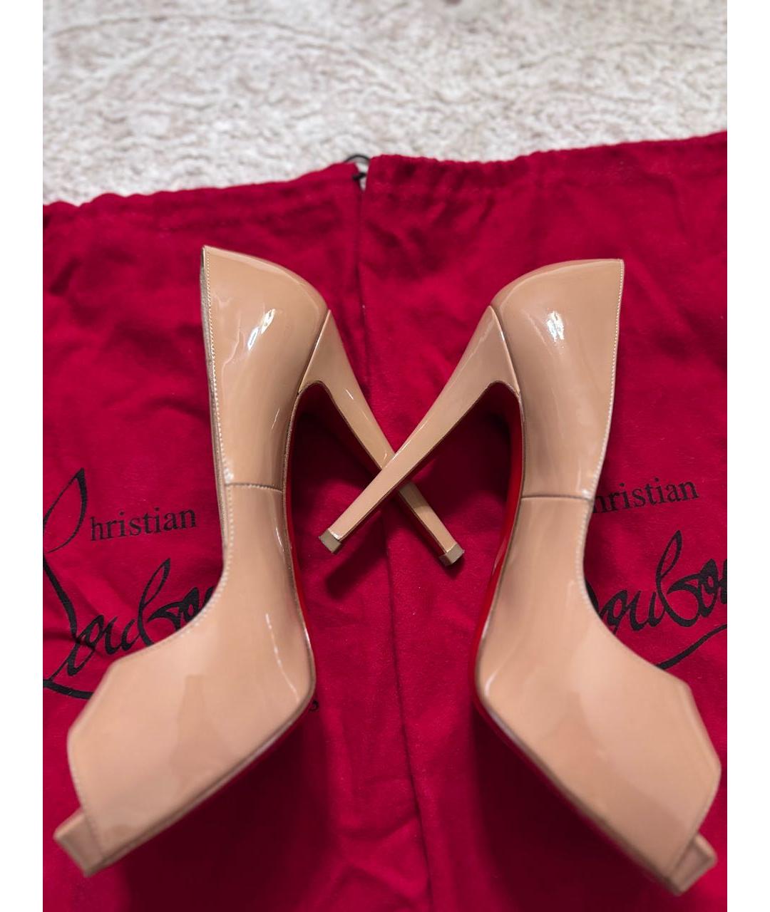 CHRISTIAN LOUBOUTIN Бежевые босоножки из лакированной кожи, фото 5